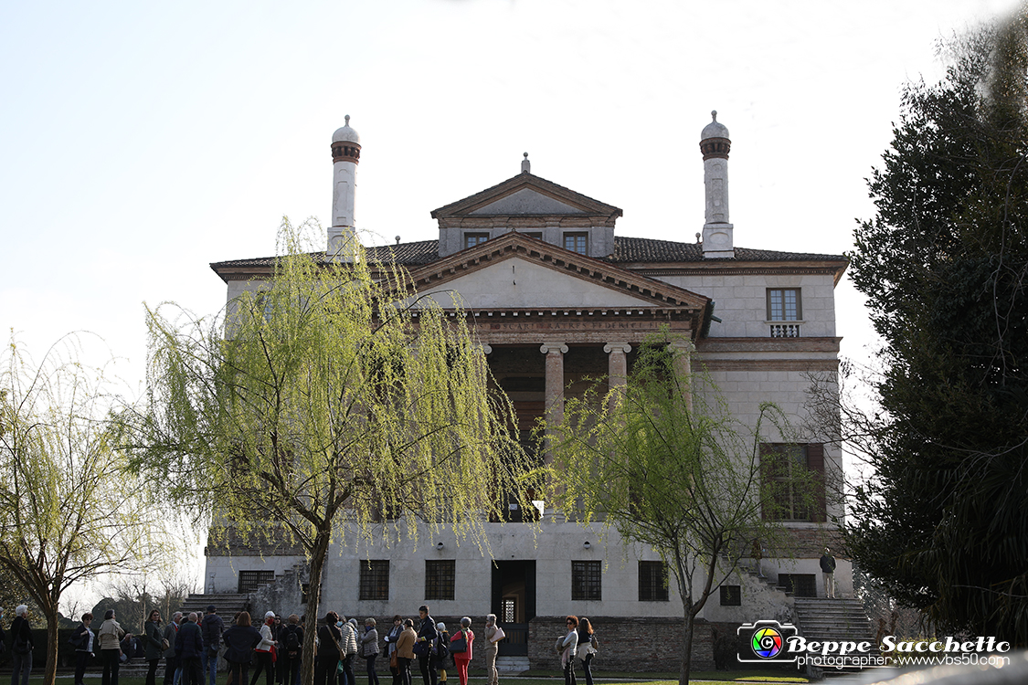 VBS_6942 - Villa Foscari detta La Malcontenta - Mira (Venezia).jpg - VILLA FOSCARI detta LA MALCONTENTA Villa veneta a Mira (Venezia) progettata da Andrea Palladio nel 1559 per i fratelli Nicolò e Alvise Foscari, appartenenti a una delle famiglie più potenti della Repubblica di Venezia. La residenza ha un carattere maestoso e imponente. L'edificio fu voluto da Nicolò Foscari (proprietario della celebre Ca' Foscari sul Canal Grande),
